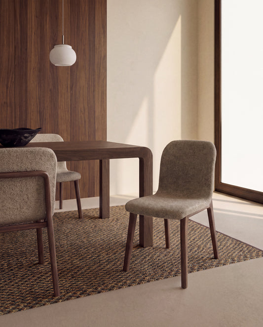 Chaise Elnor en chenille marron avec pieds en bois de chêne finition noyer