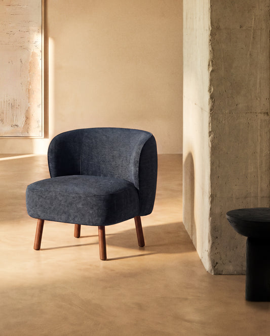 Fauteuil Ulit en chenille gris bleuté et pieds en bois de frêne finition ton noyer
