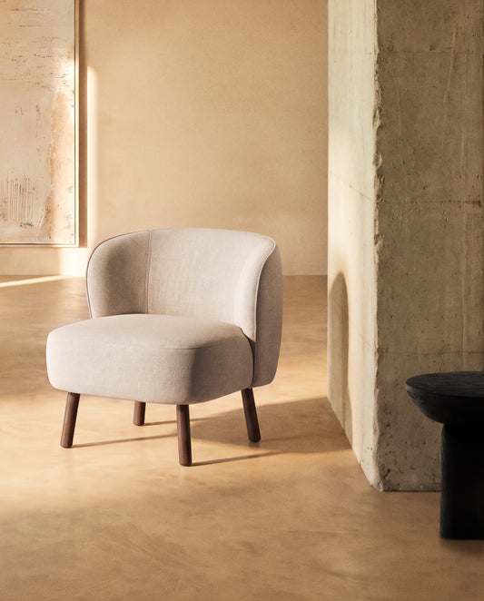 Fauteuil Ulit en chenille beige et pieds en bois de frêne finition ton noyer