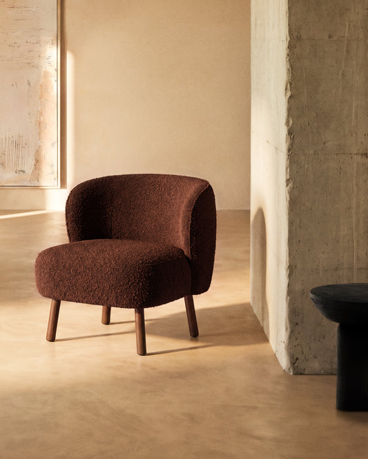 Fauteuil Ulit en bouclette terracotta et pieds en bois de frêne finition ton noyer