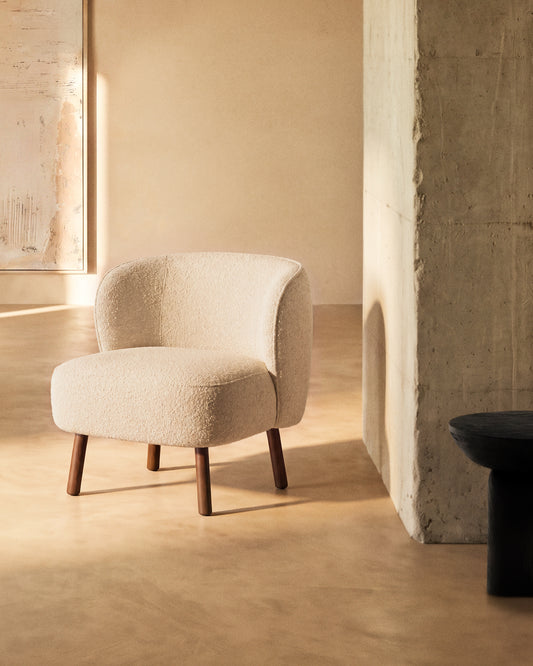 Fauteuil Ulit en bouclette blanche et pieds en bois de frêne finition ton noyer