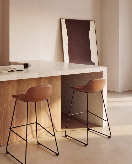 Tabouret Zahara en polyuréthane marron avec pieds en acier finition noire 65 cm FSC 100 %