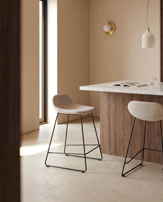 Tabouret Zahara en chenille beige avec pieds en acier finition noire 76 cm FSC 100 %
