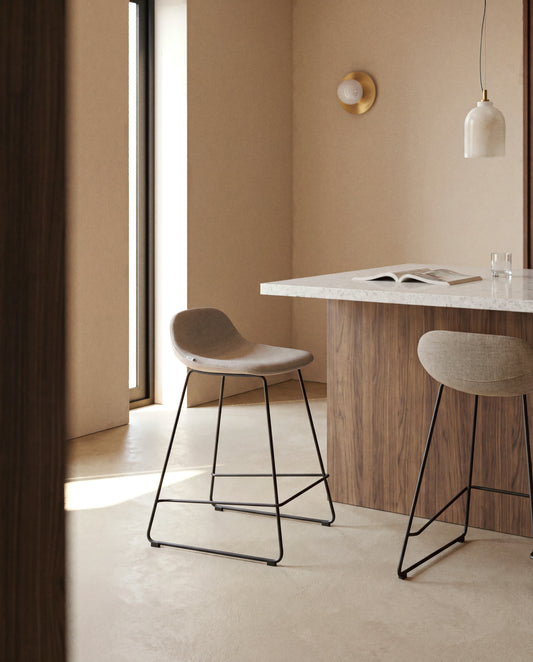 Tabouret Zahara en chenille marron avec pieds en acier finition noire 76 cm FSC 100 %
