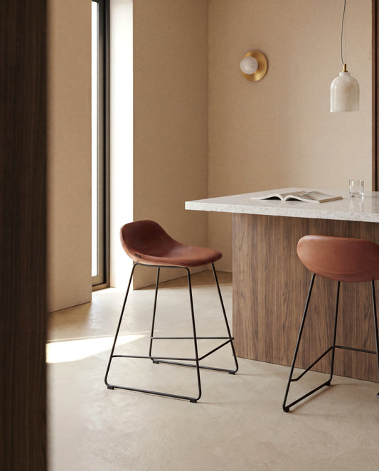 Tabouret Zahara en polyuréthane marron avec pieds en acier finition noire 76 cm FSC 100 %