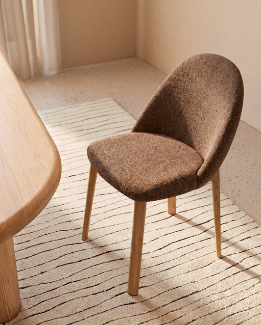 Chaise Meila en chenille terracotta et pieds en bois de frêne avec finition ton naturel