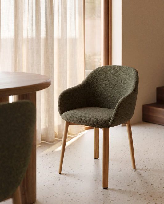 Chaise Meila avec accoudoirs en chenille verte et pieds en bois de frêne avec finition ton naturel