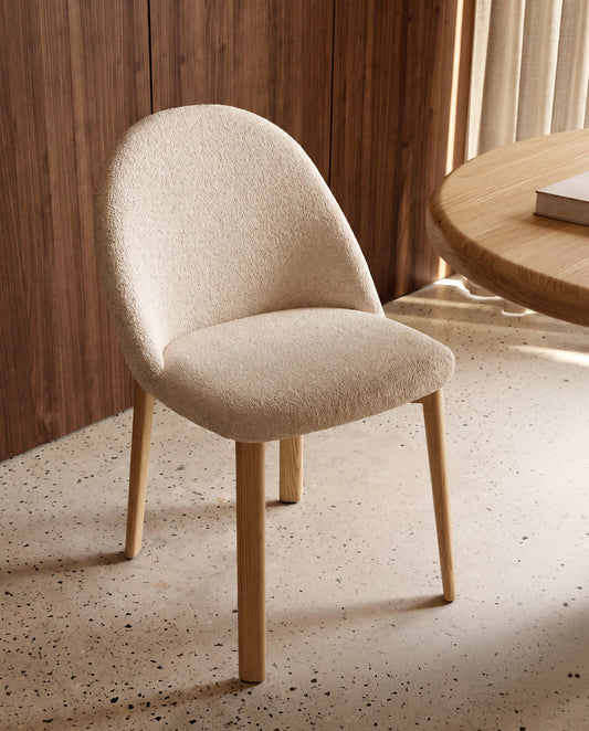 Chaise Meila ignifuge en chenille beige et pieds en bois de frêne avec finition ton naturel