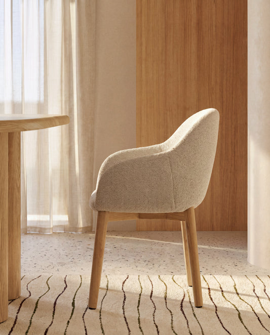 Chaise Meila avec accoudoirs en chenille beige et pieds en bois de frêne avec finition ton naturel