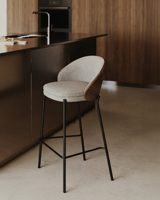 Tabouret Eamy en chenille marron clair avec placage de frêne finition noyer et métal noir 65 cm