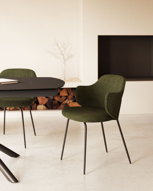 Chaise Yunia en velours grosses côtes vert avec pieds en acier finition peinture noire FSC 100%