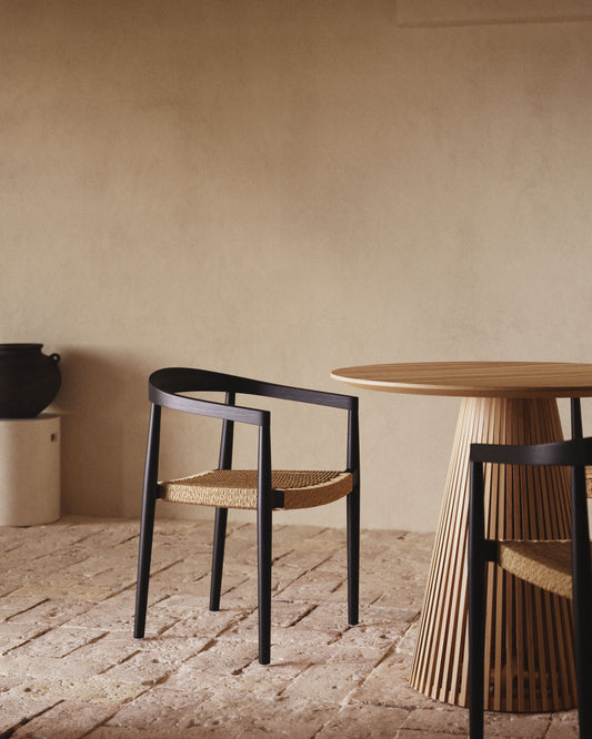 Chaise empilable d’extérieur Ydalia en bois massif de teck finition noire et corde en rotin synthétique