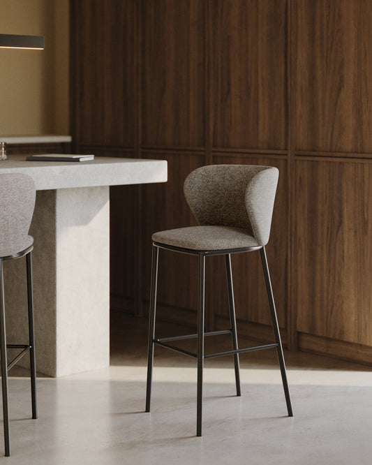 Tabouret Ciselia en chenille marron clair pieds en acier noir hauteur 65 cm FSC Mix Credit