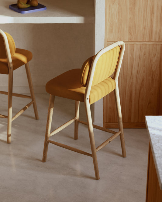 Tabouret Helda en chenille moutarde et bois de chêne FSC Mix Credit 65 cm