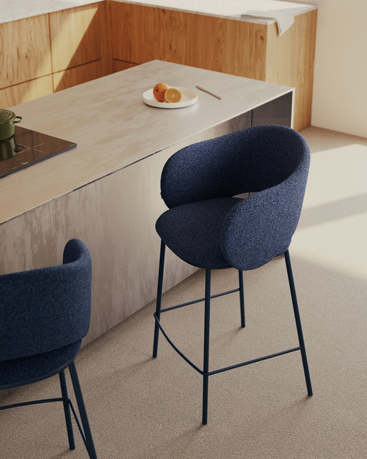 Tabouret Maina en chenille bleue et pieds en acier finition bleue FSC Mix Credit 65 cm