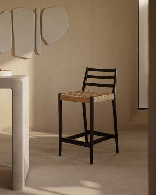 Tabouret Analy avec dossier en bois de chêne massif, finition noire, et assise en corde, 65 cm, FSC Mix Credit