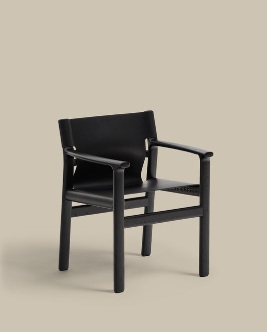 Chaise Jan en fibres de cuir recyclé noir et bois de frêne avec finition noire FSC 100 %