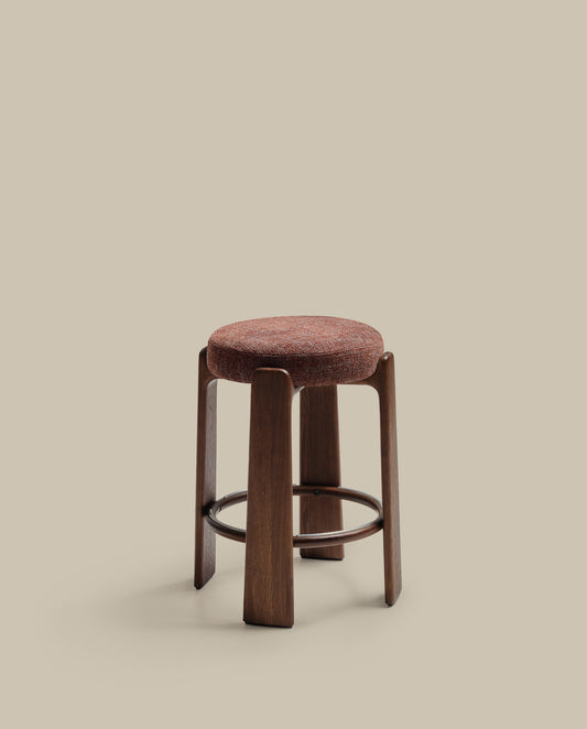Tabouret Granite version ignifugée en chenille marron et bois de frêne finition ton noyer FSC 100 % 65 cm