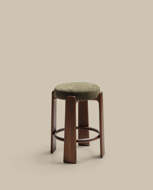 Tabouret Granite en tissu chenille verte et bois de frêne avec finition ton noyer FSC 100 % 65 cm