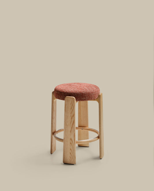 Tabouret Granite en tissu chenille terracotta et bois de frêne avec finition ton naturel FSC 100 % 65 cm