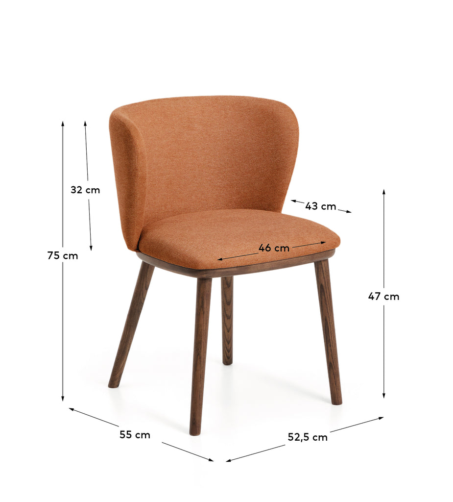 Chaise Ciselia ignifuge en chenille épaisse terracotta et pieds en bois de frêne avec finition ton noyer FSC Mix Credit