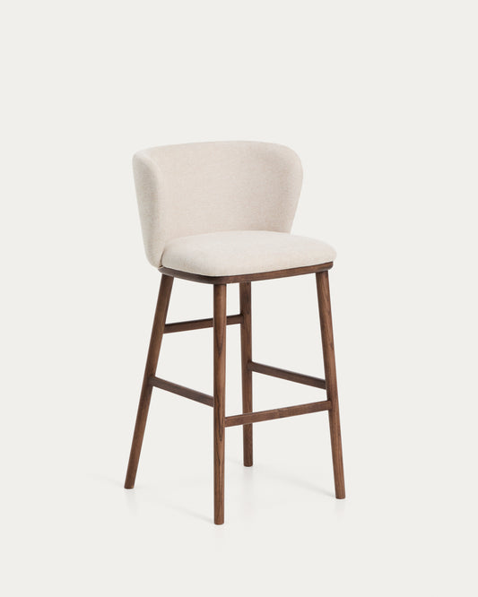 Tabouret Ciselia en chenille épaisse beige et pieds en bois de frêne avec finition ton noyer FSC Mix Credit 75 cm