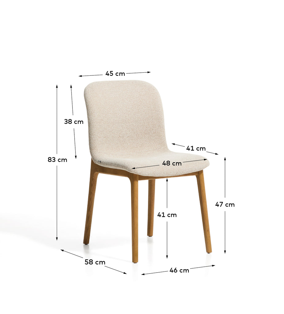 Chaise Elnor en chenille beige avec pieds en bois de chêne finition naturelle