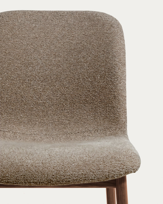 Chaise Elnor ignifuge en chenille marron avec pieds en bois de chêne finition noyer