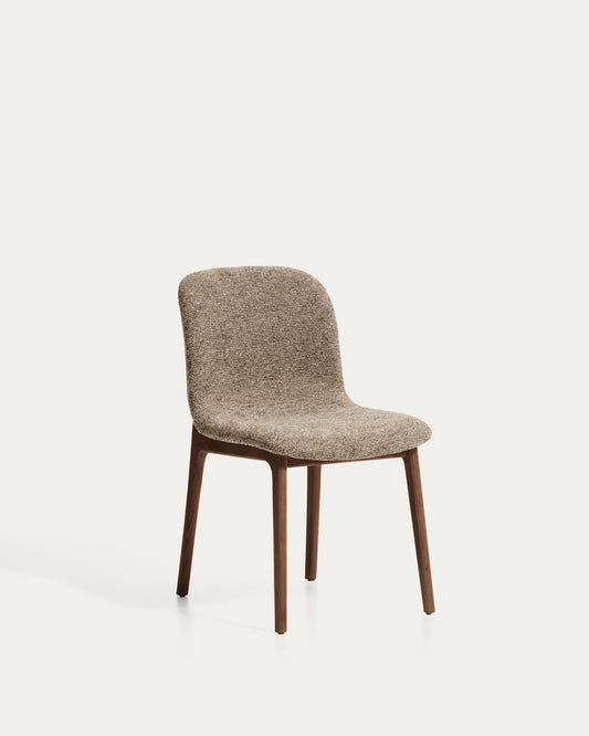 Chaise Elnor ignifuge en chenille marron avec pieds en bois de chêne finition noyer