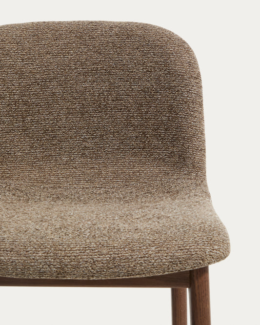 Tabouret Elnor en chenille marron avec pieds en bois de chêne finition noyer 65 cm