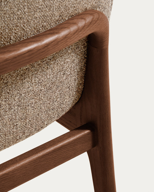 Chaise Elnor ignifuge avec accoudoirs en chenille marron et pieds en bois de chêne finition noyer