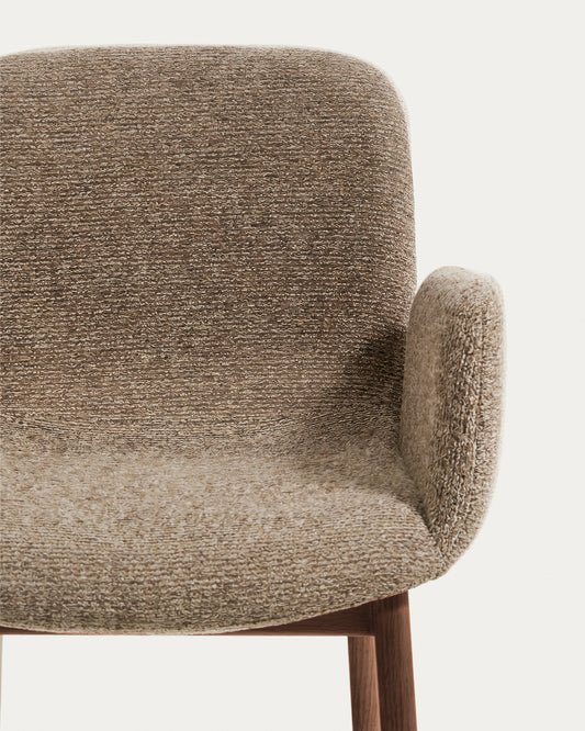 Chaise Elnor avec accoudoirs en chenille marron et pieds en bois de chêne finition noyer