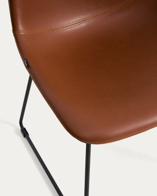 Chaise Zahara en polyuréthane marron avec pieds en acier finition noire FSC 100 %