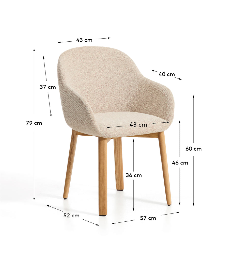 Chaise Meila avec accoudoirs en chenille beige et pieds en bois de frêne avec finition ton naturel