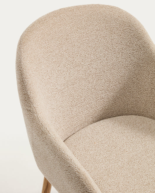 Chaise Meila avec accoudoirs en chenille beige et pieds en bois de frêne avec finition ton naturel