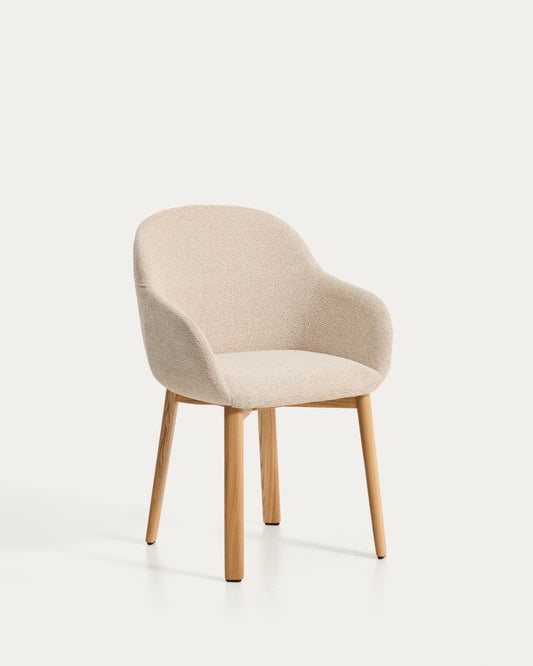 Chaise Meila avec accoudoirs en chenille beige et pieds en bois de frêne avec finition ton naturel