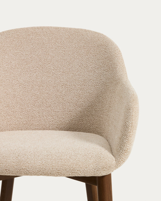 Chaise Meila ignifuge avec accoudoirs en chenille beige et pieds en bois de frêne avec finition ton noyer