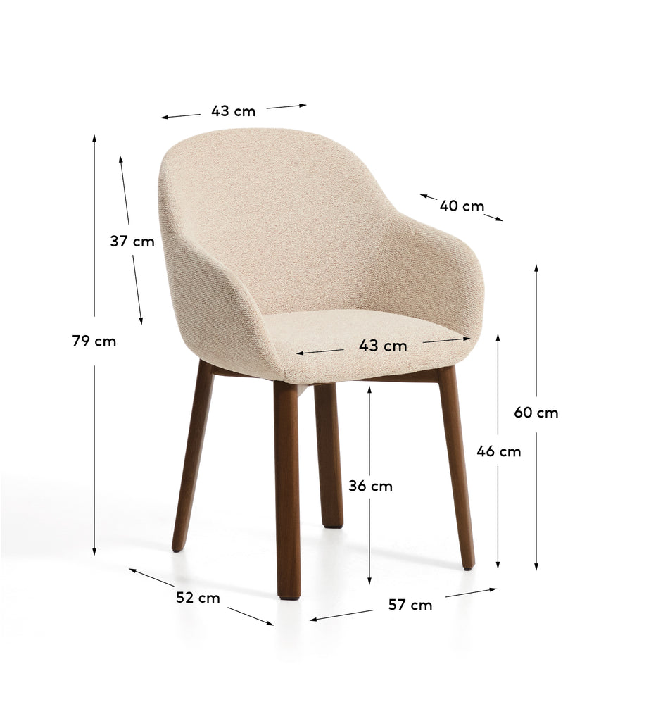 Chaise Meila avec accoudoirs en chenille beige et pieds en bois de frêne avec finition ton noyer