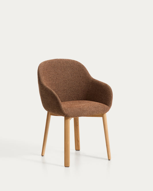 Chaise Meila avec accoudoirs en chenille terracotta et pieds en bois de frêne avec finition ton naturel