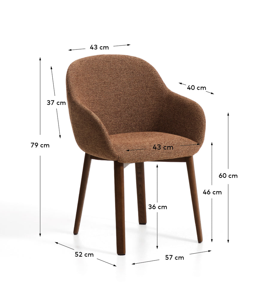 Chaise Meila avec accoudoirs en chenille terracotta et pieds en bois de frêne avec finition ton noyer