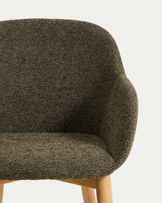 Chaise Meila ignifuge avec accoudoirs en chenille verte et pieds en bois de frêne avec finition ton naturel