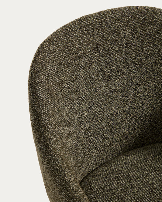 Chaise Meila ignifuge avec accoudoirs en chenille verte et pieds en bois de frêne avec finition ton naturel