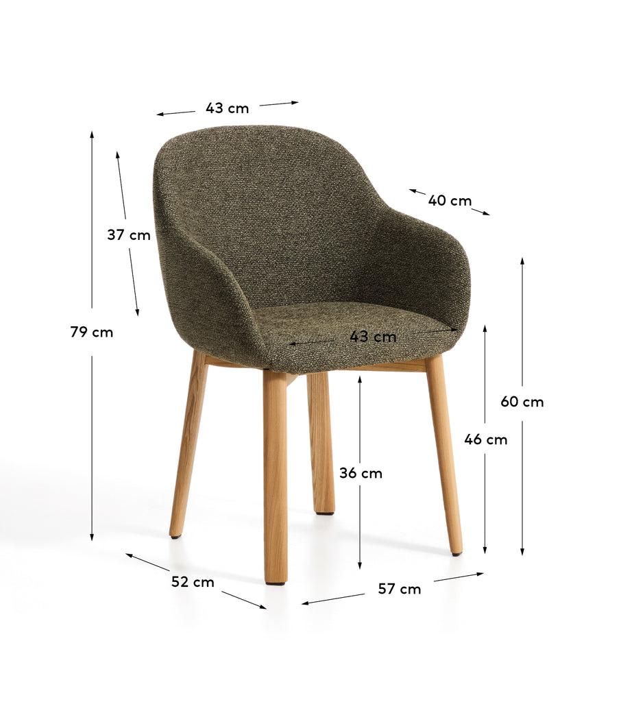 Chaise Meila avec accoudoirs en chenille verte et pieds en bois de frêne avec finition ton naturel
