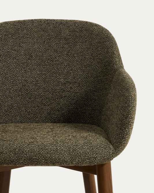 Chaise Meila ignifuge avec accoudoirs en chenille verte et pieds en bois de frêne avec finition ton noyer