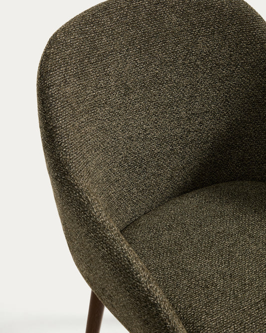 Chaise Meila ignifuge avec accoudoirs en chenille verte et pieds en bois de frêne avec finition ton noyer