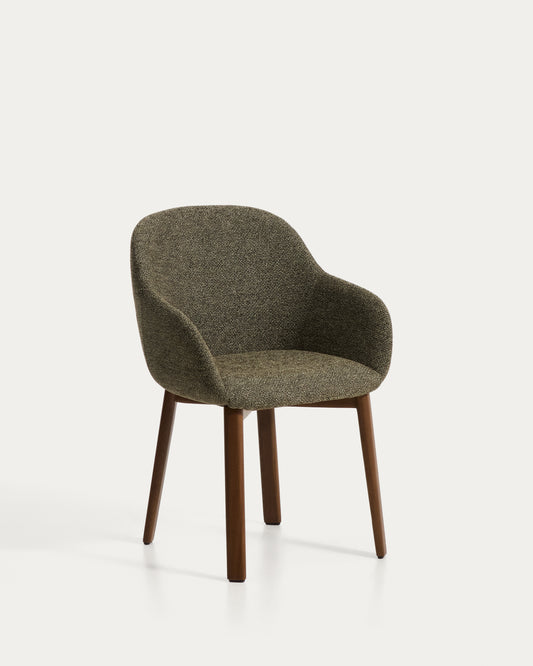 Chaise Meila avec accoudoirs en chenille verte et pieds en bois de frêne avec finition ton noyer