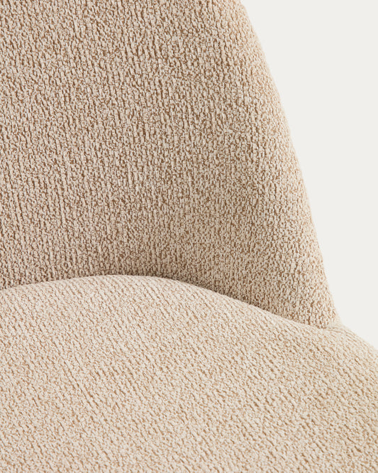 Chaise Meila ignifuge en chenille beige et pieds en bois de frêne avec finition ton naturel