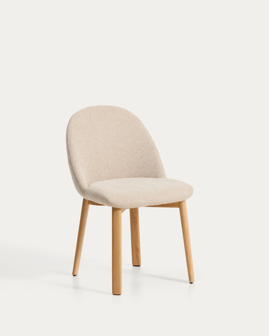 Chaise Meila en chenille beige et pieds en bois de frêne avec finition ton naturel