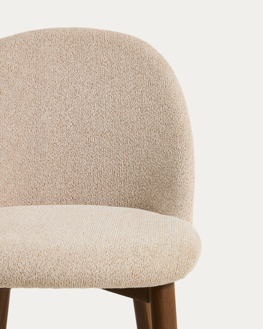 Chaise Meila ignifuge en chenille beige et pieds en bois de frêne avec finition ton noyer
