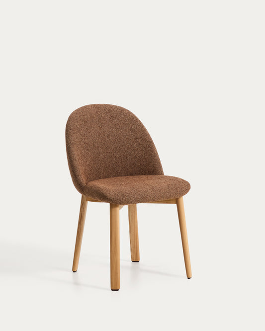 Chaise Meila en chenille terracotta et pieds en bois de frêne avec finition ton naturel